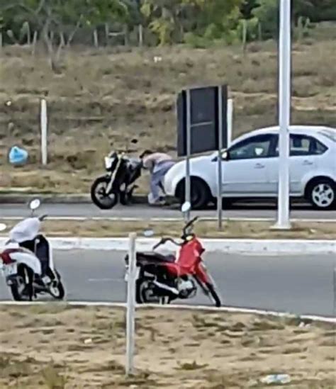 Conquista Homem Tenta Roubar Moto Em Plena Luz Do Dia Em Frente Ao