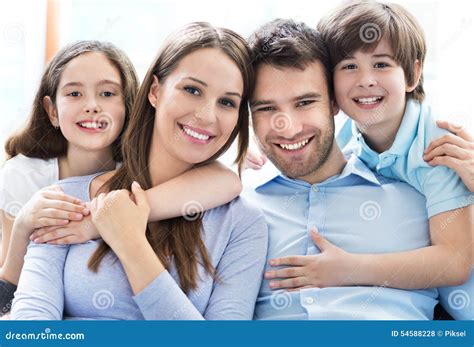 Familia Joven Con Dos Ni Os Foto De Archivo Imagen De Alegre Vida