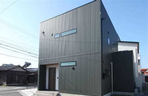 おしゃれでかっこいいガルバリウム外壁の家！白やグレー、シルバーなど実例紹介 Free House