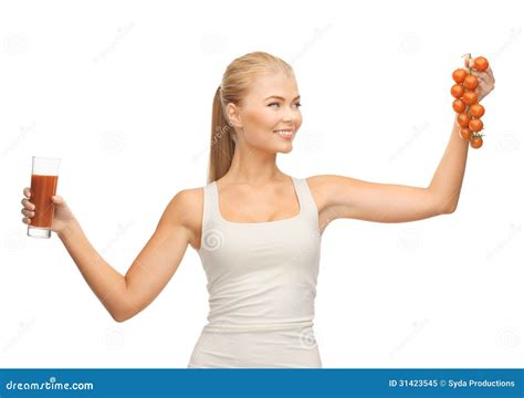 Mulher Que Guardara O Vidro Do Suco E Dos Tomates Imagem De Stock