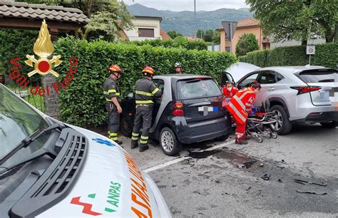 Frontale Tra Due Auto Due Feriti In Codice Giallo Prima Como