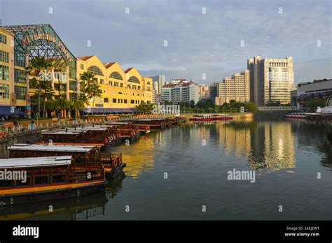 Ausflugsboote Auf Dem Singapore River Fotos Und Bildmaterial In Hoher