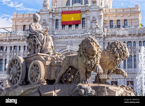 Fuente De Cibeles Con El Conocimiento Al Fondo Plaza De Cibeles