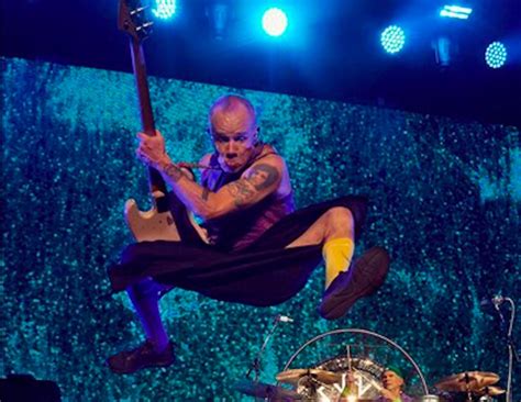 Flea roqueiro do Red Hot relata saga para ir ao banheiro após vontade de fazer número em