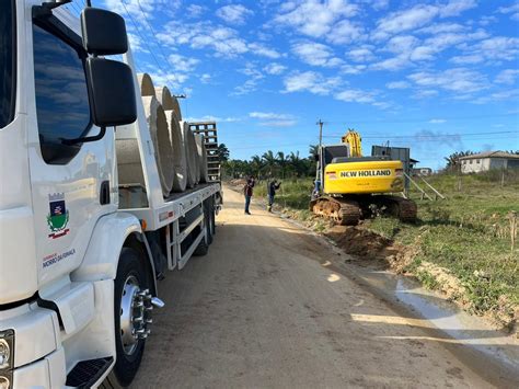 Rodovia do bairro Barracão fica totalmente bloqueada devido à obra