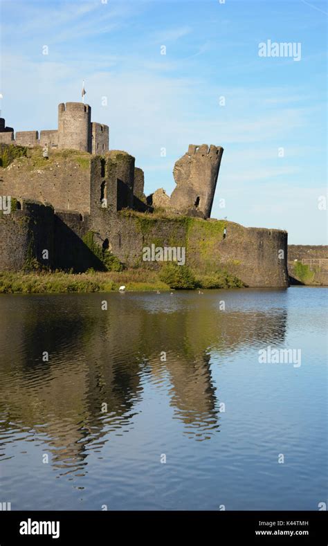 El Castillo Del Siglo Xiii En Caerphilly Gales Que Es La Segunda Más