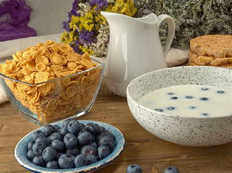 Palillos De Breakfastcorn Y Cereal Con Leche Frambuesas Y Ar Ndanos