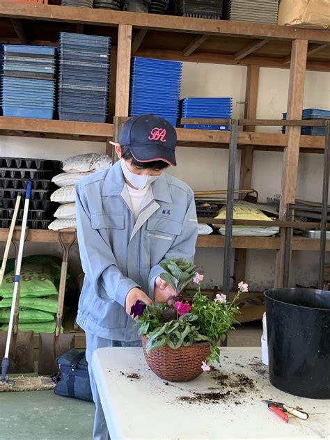 特別非常勤講師の蓬莱先生による花の寄せ植え講習を行いました 兵庫県立播磨農業高校