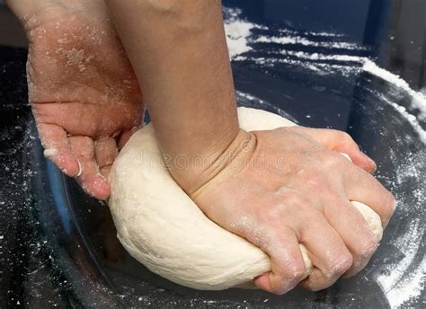 Mani Che Impastano Una Pasta Fotografia Stock Immagine Di Miscela