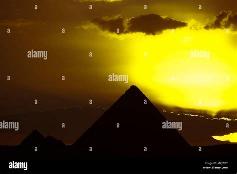 Aegypten Gizeh Sonnenuntergang Hinter Den Pyramiden Von Gizeh Stock