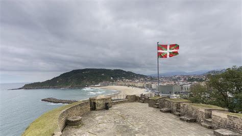 El Pintoresco Pueblo Costero A Una Hora De Bilbao Con Un Desfile De