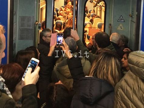 Pendolari L Appello Ai Candidati Servono Pi Treni E La Revisione