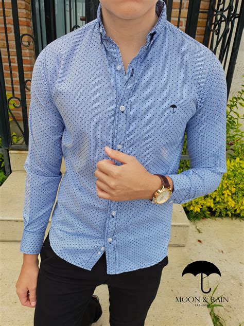 Camisa Slim Fit Azul Cielo De Puntos Marino De La Marca Moon And Rain Y Pantalón De Gabar Moda