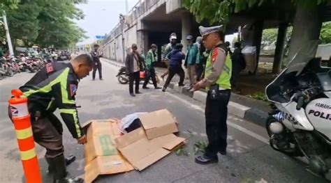 Mobil Satpol PP Ugal Ugalan Tabrak Sejumlah Pemotor Di Sunter Enam