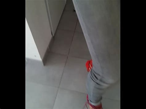 Admirer ses pieds en sandales à talon XVIDEOS