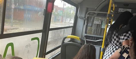 Lixeira é arremessada para dentro de ônibus durante temporal em Maringá