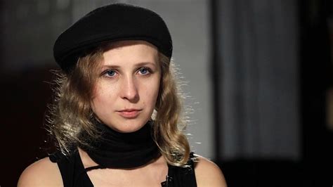 Членка на Pussy Riot избегала од Русија маскирана како доставувачка