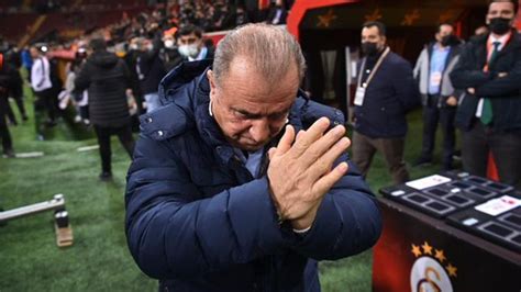 Galatasaraylı taraftarlardan Fatih Terim e destek Evinin önünde