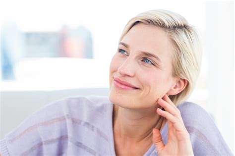 Jolie femme blonde se détendre sur le canapé Photo Premium