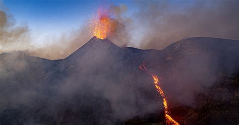 Alarm auf Sizilien Ätna spuckt große Mengen Lava weekend at