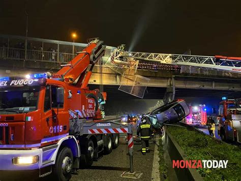 Auto Sfonda Barriere E Precipita Dal Ponte Sulla Milano Meda