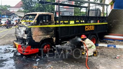 Kendaraan Dihancurkan Massa Dalam Kerusuhan Di Stadion Kanjuruhan