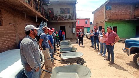 Ayuntamiento De Ciudad Hidalgo Entrega Carretillas A Alfareros Y