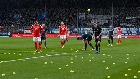 Investoren Deal Der DFL Lukas Podolski Fordert Fans Auf Proteste Auch