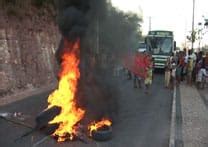 Manifestantes Queimam Pneus Em Protesto Na Avenida Kennedy