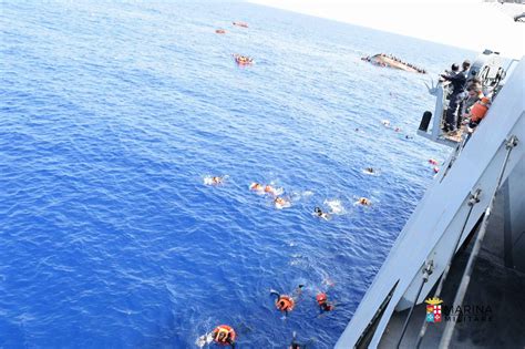 La Marine Italienne Publie D Impressionnantes Images Du Naufrage D Un