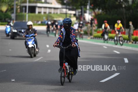 Ppkm Level Warga Jakarta Berolahraga Di Bundaran Hi Republika Online