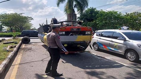 Hindari Sepeda Motor Lalu Tabrak Trotoar Truk Tangki Terguling Di