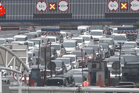 Arus Balik Diprediksi Hari Ini Gerbang Tol Cikatama Ramai Lancar