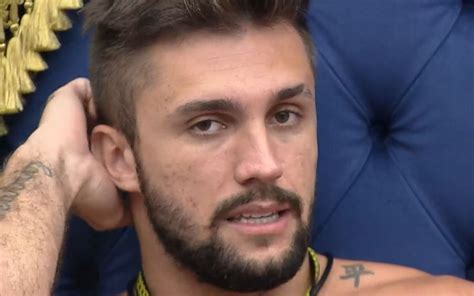 Arthur Exalta Carla Diaz No BBB21 Sentindo Muito A Falta Dela E Do