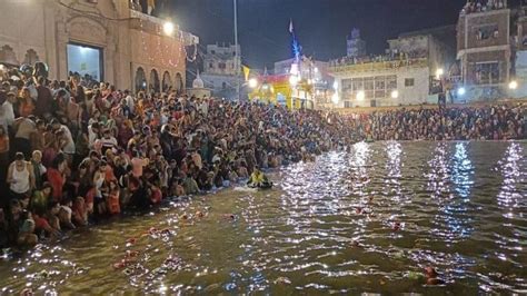 Devotees Take Holy Bath In Radharani Kund In Mathura On Ahoi Ashtami 2022 Amar Ujala Hindi