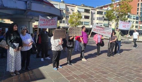 Protest građana ispred Kliničkog centra Bolesniku gore nego