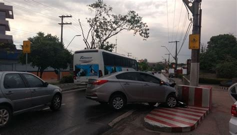 Motorista Fica Ferido Ao Colidir Contra Mureta Em Avenida Na Zona Centro Sul De Manaus