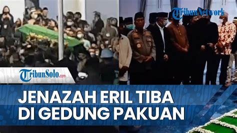 Video Jenazah Eril Tiba Di Gedung Pakuan Disambut Ratusan Pelayat