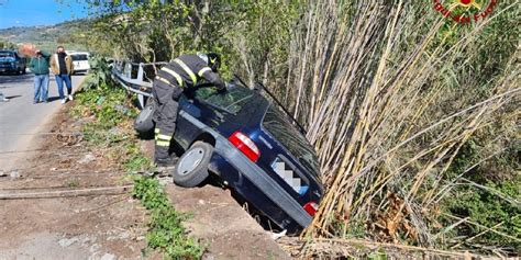 Lamezia Auto Finisce Fuori Strada E Abbatte La Balaustra Di Un Ponte