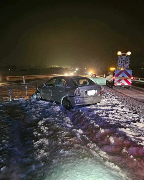 Mroźna noc i trudne warunki na drogach Wypadki na A4 i nowej trasie S7