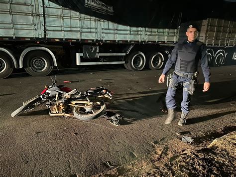 Motociclista tem perna amputada após bater na traseira de carreta