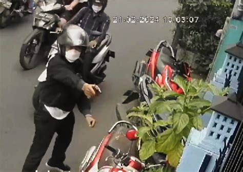 Viral Aksi Nekat Pencuri Motor Bersenjata Di Palmerah Jakbar Sempat