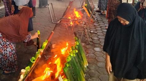 Lomba Masak Lemang Dan Rendang Cara Warga Padang Sambut Tahun Baru