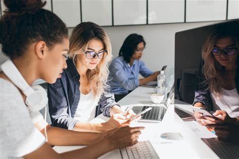 Mensagem De Texto De Redator Muito Freelance No Telefone Enquanto Seus