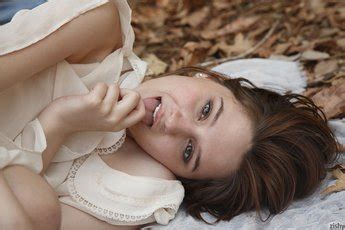 Erotic Babe Elektra Rose Gets Naked In The Woods 7 Photos