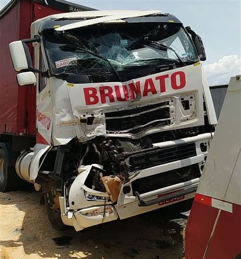 Carretas Da Mesma Transportadora Se Envolvem Em Acidente Na Via Dutra