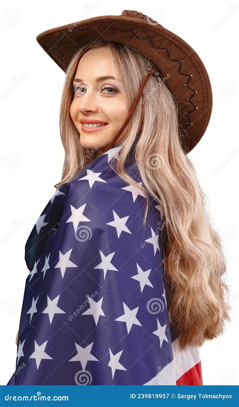 Retrato De Uma Mulher Sorridente Segurando A Bandeira Dos Eua Em Fundo