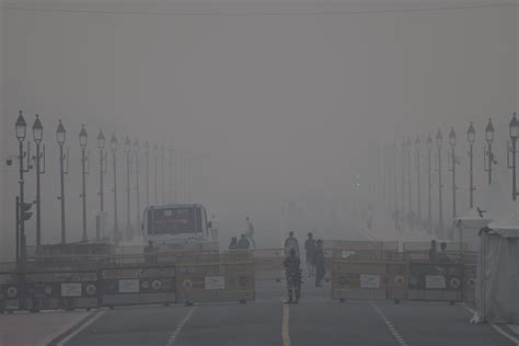 Toxic smog turns India's capital "into a gas chamber" - CBS News