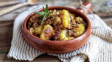 Patate in tecia o patatas con panceta prepara esta receta fácil italiana