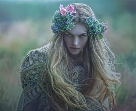 Волшебные женские образы на фотографиях из уэльских лесов